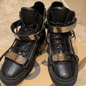 Giuseppe Zanotti double-bangle in patent leather